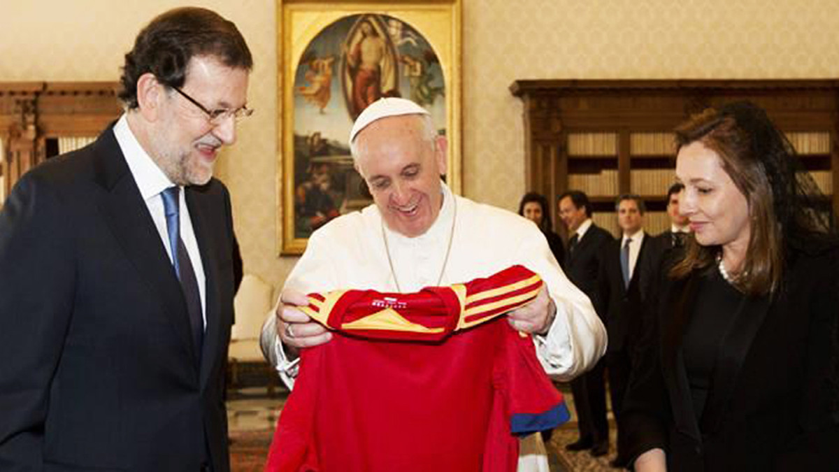 Папі Римському подарували футболку збірної Іспанії - фото 1