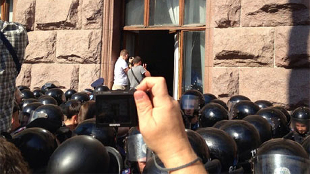 10 хвилин Київради: депутати лізуть у вікна, Беркут за ними - фото 1
