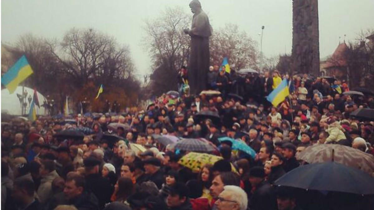 У Львові на Євромайдан зібралось понад 8 тисяч людей - фото 1
