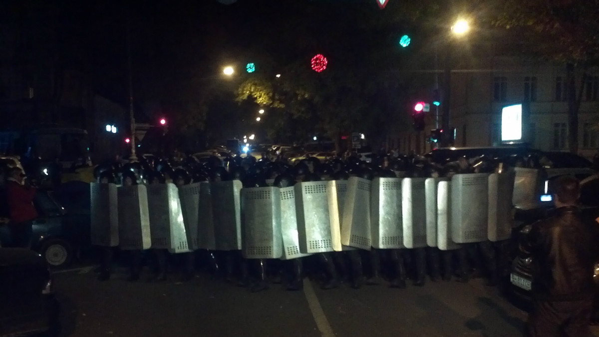 Майдан Незалежності оточило кількасот міліціонерів - фото 1