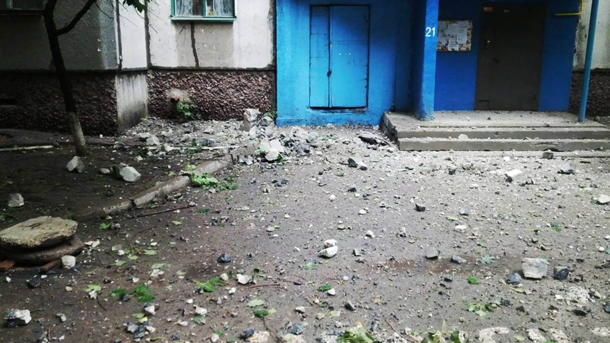 У Луганську снаряд влучив в будинок (Відео) - фото 1
