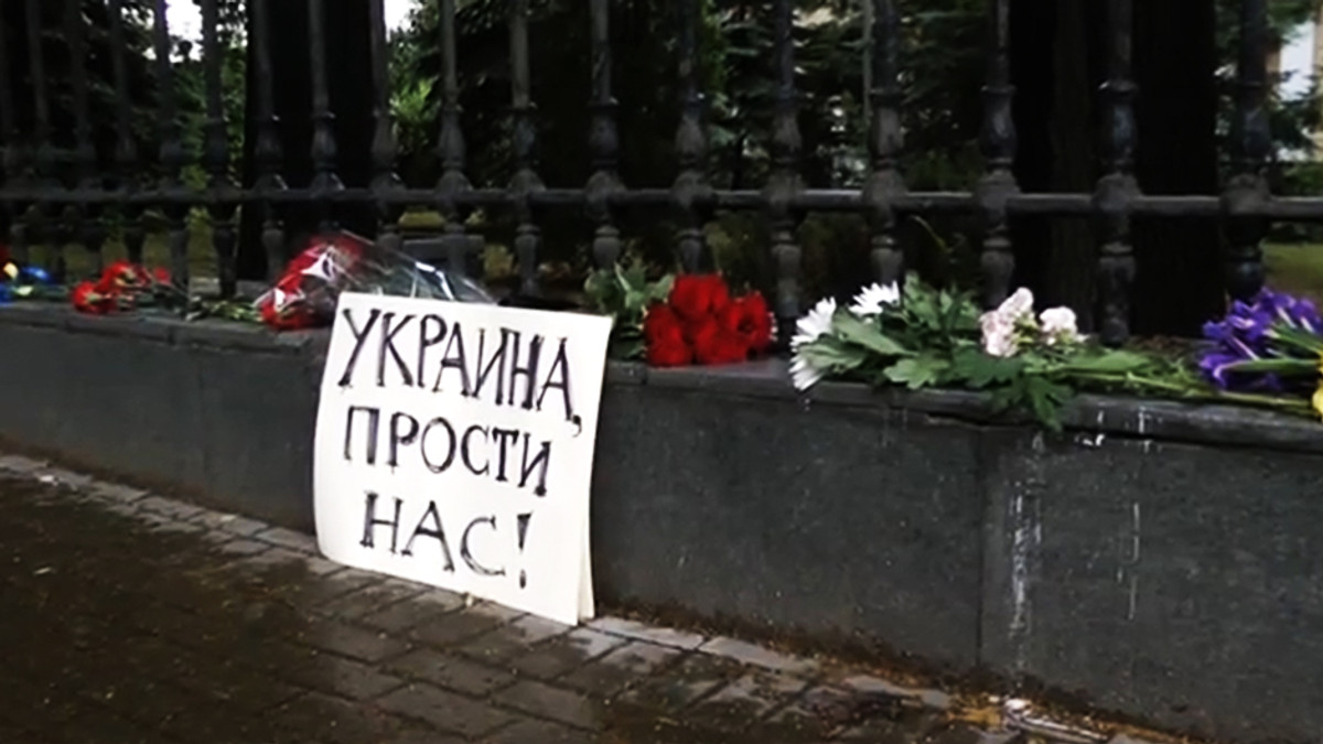 У Москві затримали бабусь з українськими стрічками (Відео) - фото 1