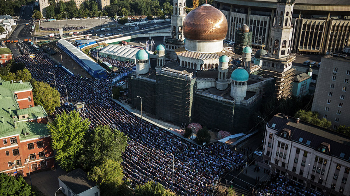 У Москві сотні тисяч мусульман святкують закінчення Рамадану (Фото) - фото 1