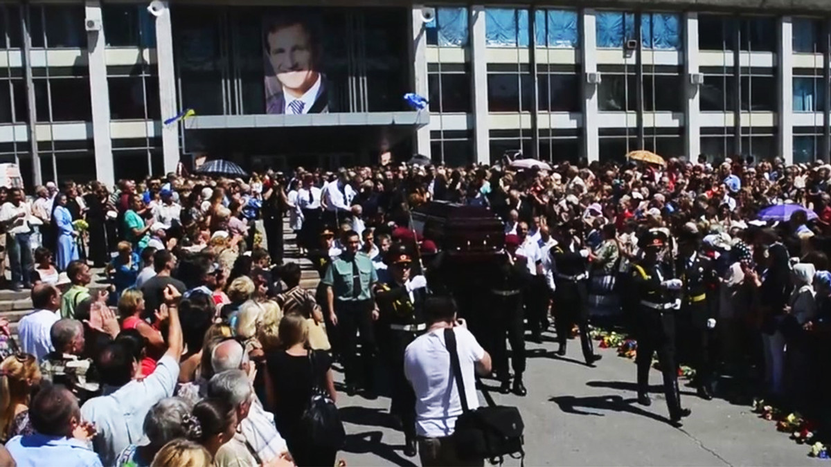 Попрощатися з Бабаєвим прийшли близько 50 тисяч людей (Відео) - фото 1