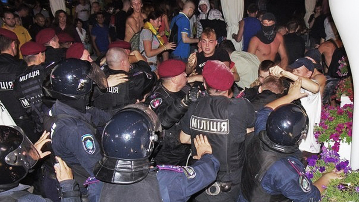 У Одесі міліція побилась з активістами, що бойкотували концерт Ані Лорак - фото 1