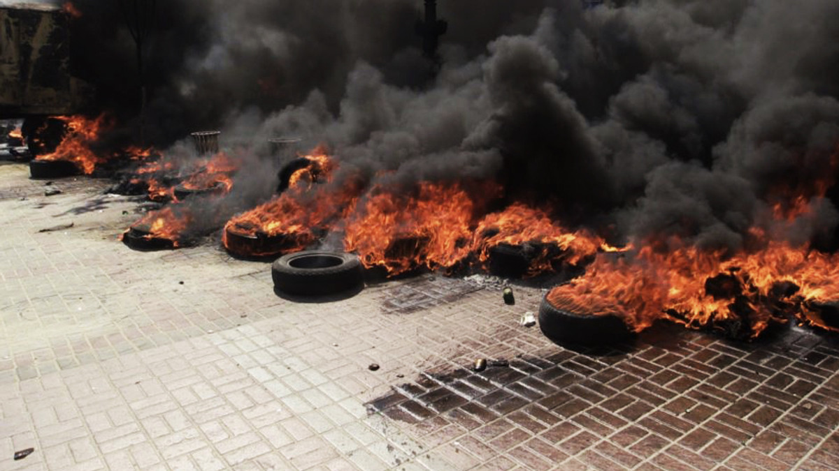 На Майдані палали шини та стріляли (Фото) - фото 1