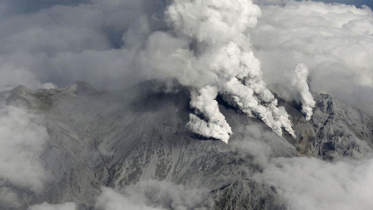 В Японії відбулось виверження вулкану Онтаке - фото 1