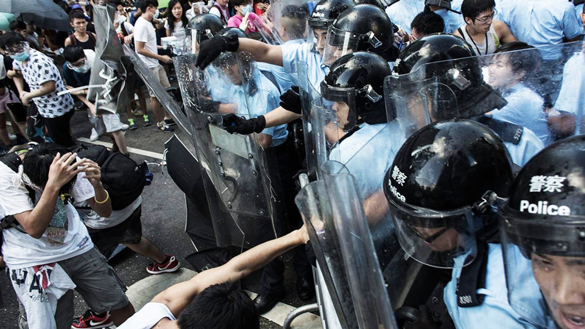 У Гонконзі тривають масові сутички, поліція використовує слььозогінний газ (Фото) - фото 1