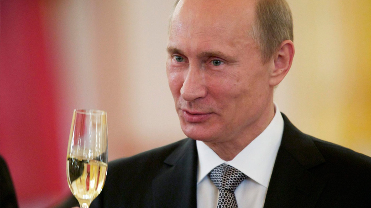 Москвичі вітають Путіна з Днем народження (Відео) - фото 1