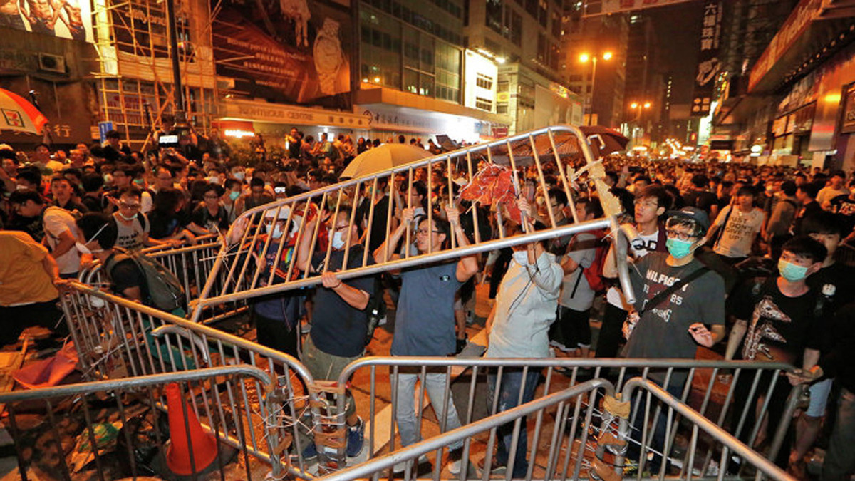 Гонконг і далі тримає парасольки (Фото) - фото 1