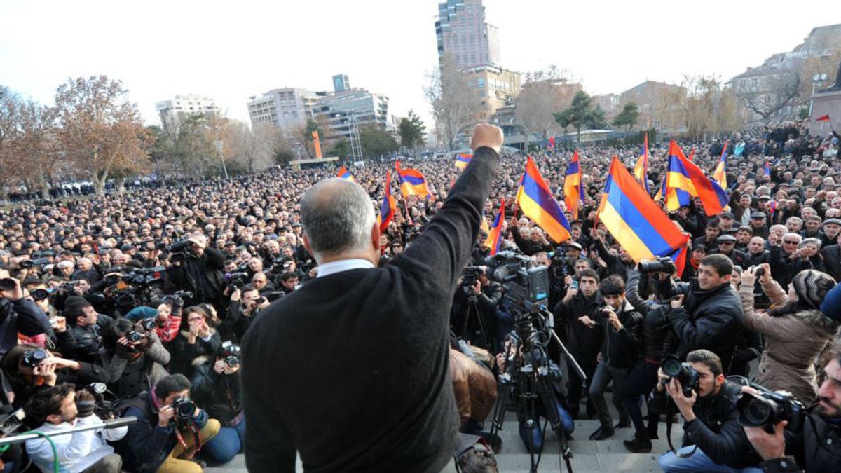 Тисячі вірмен вимагали зміни влади - фото 1