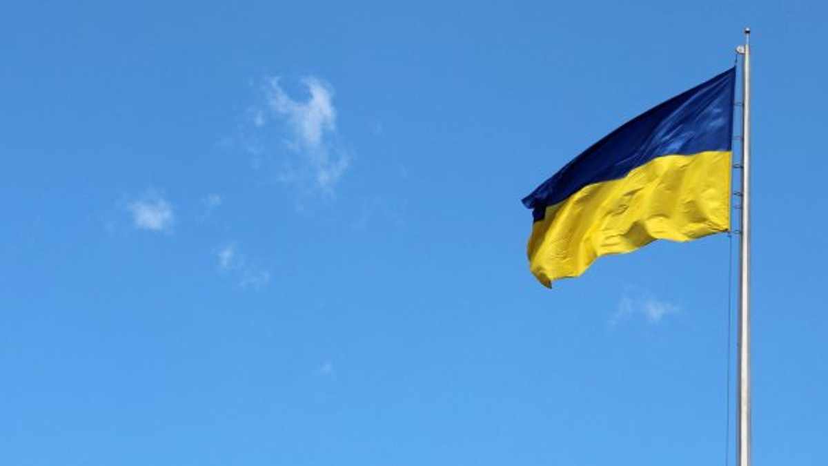 Міський голова Праги вивісив над мерією прапор України - фото 1