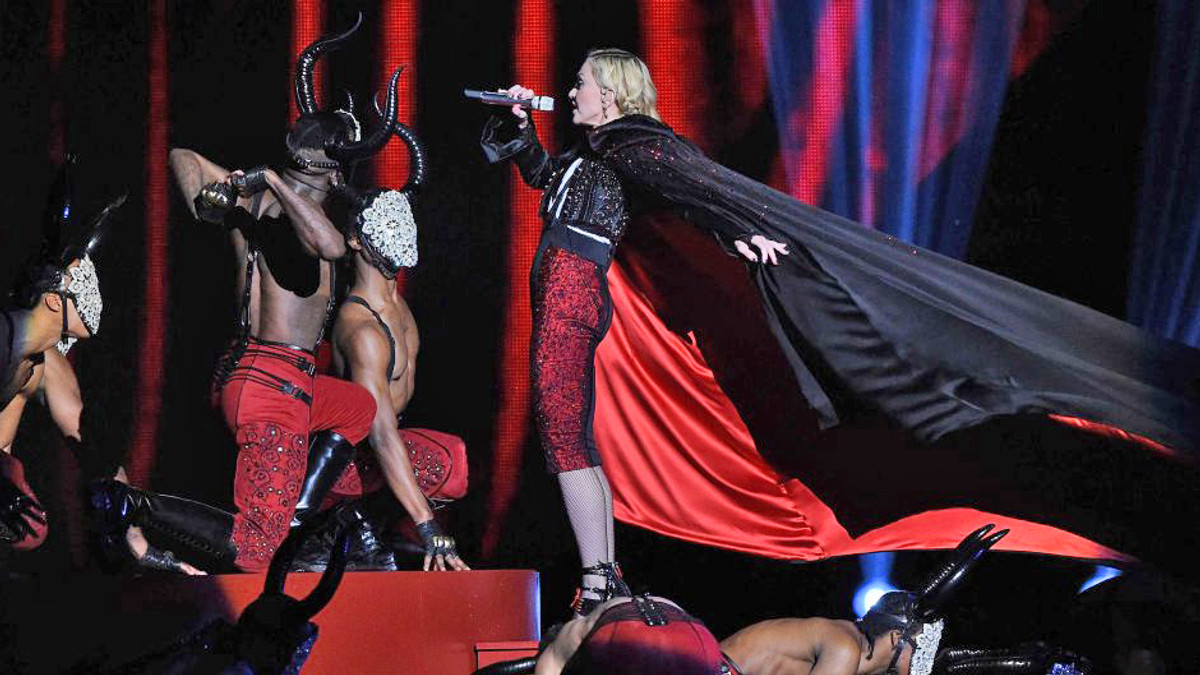 Мадонна впала зі сцени (Відео) - фото 1