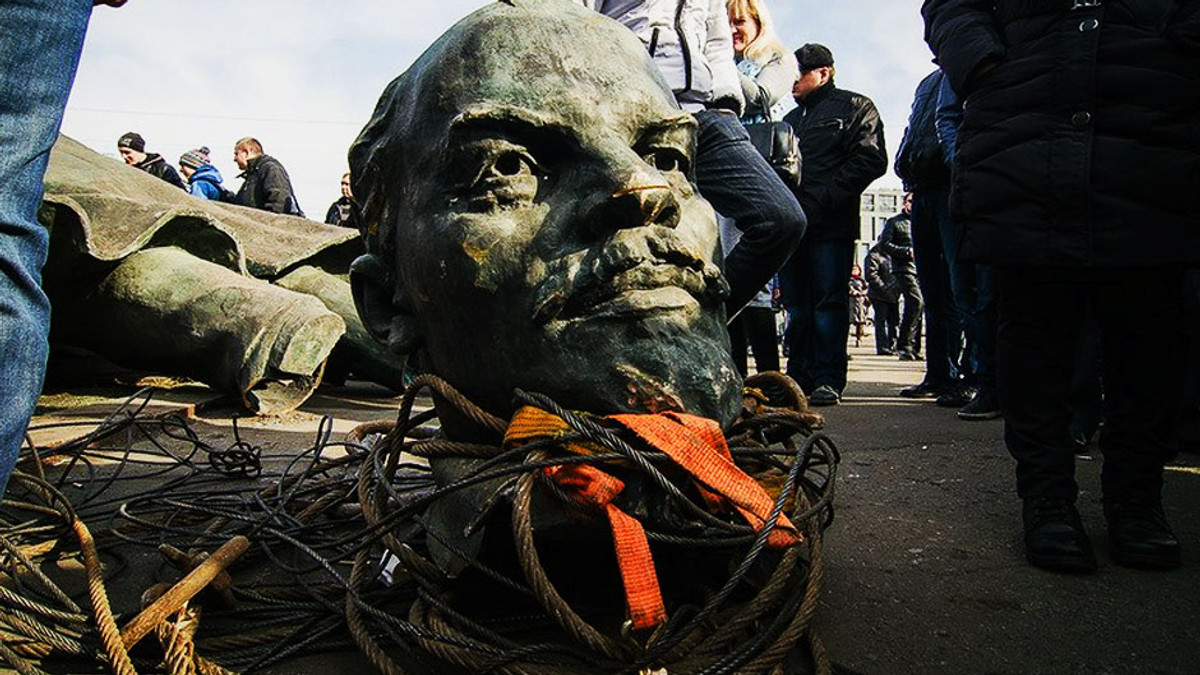 У Краматорську повалили пам'ятник Леніну (Відео) - фото 1