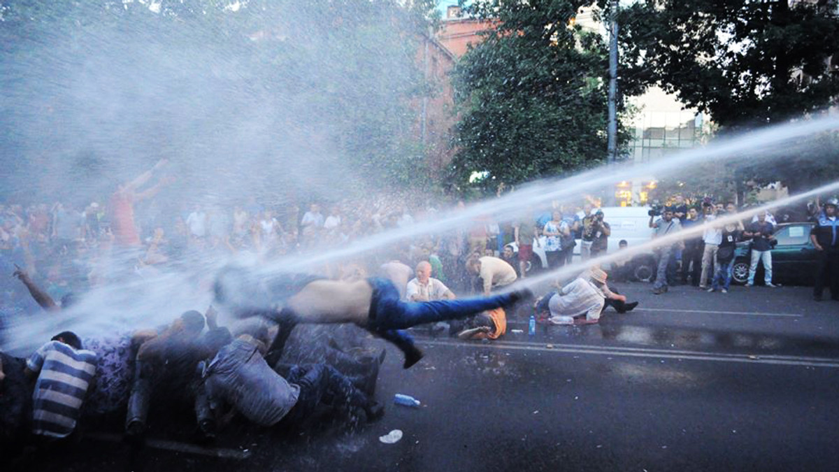 В Єревані поліція жорстоко розігнала демонстрантів - фото 1