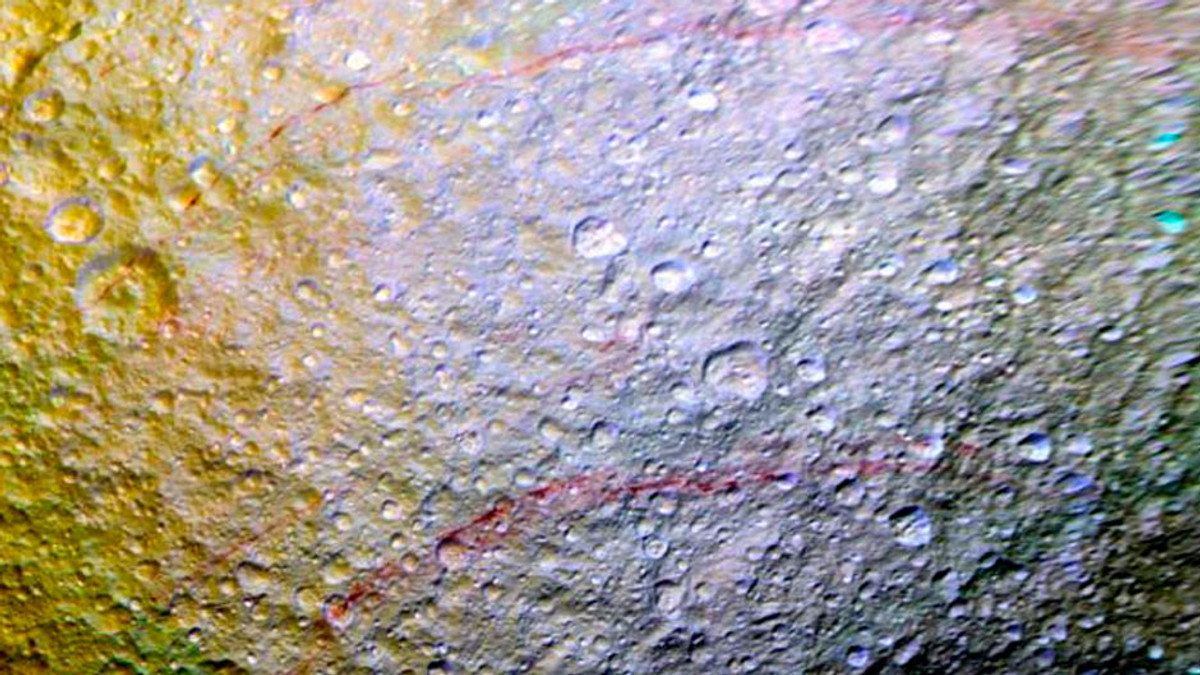 На поверхні супутника Сатурна виявили загадкові червоні смуги - фото 1