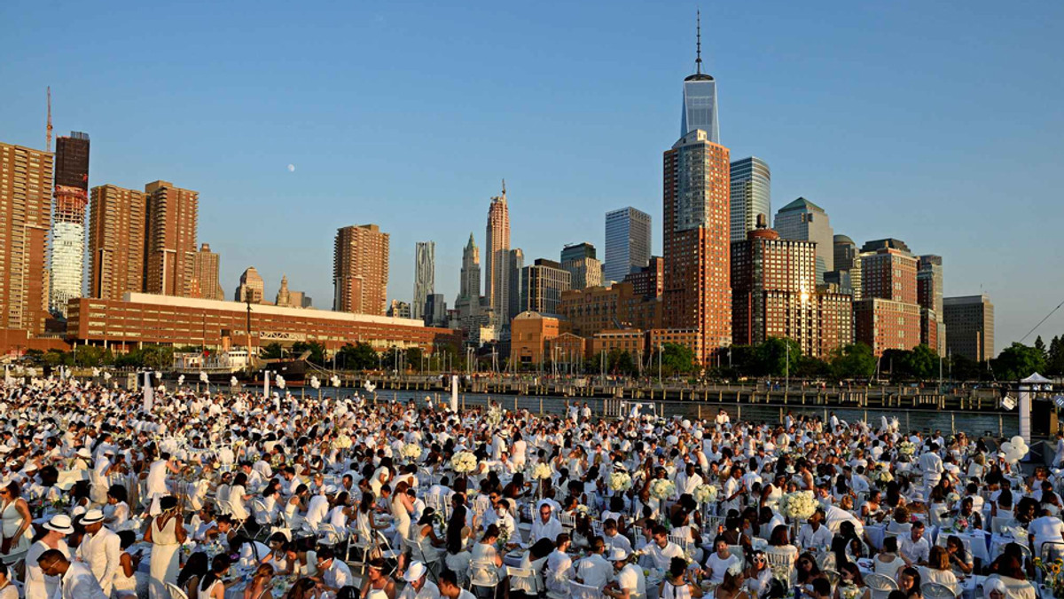 У Нью-Йорку 5 тисяч людей одяглися в біле, щоб гарно пообідати разом - фото 1