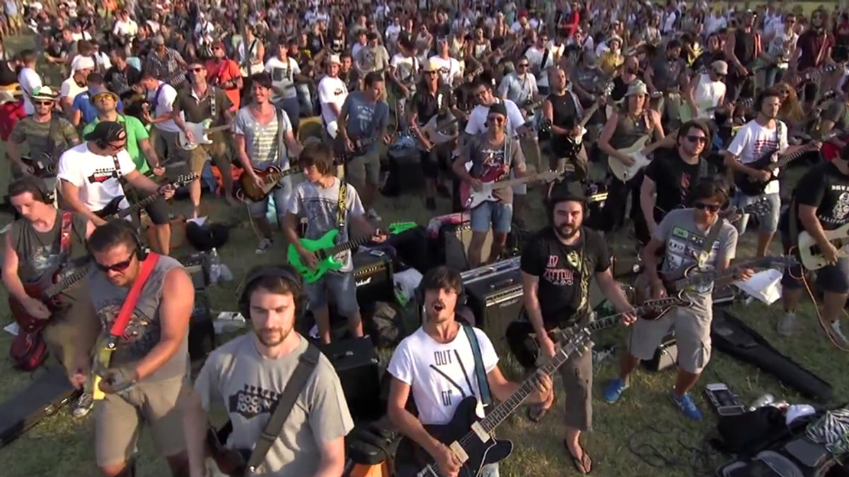 Тисяча музикантів одночасно грають пісню Foo Fighters (Відео) - фото 1