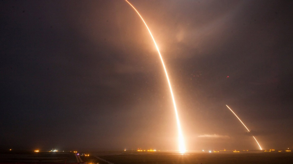 SpaceX успішно приземлила перший ступінь ракети-носія Falcon 9 - фото 1