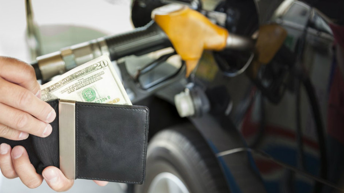 Ціна на бензин у США впала до 10-річного мінімуму - фото 1