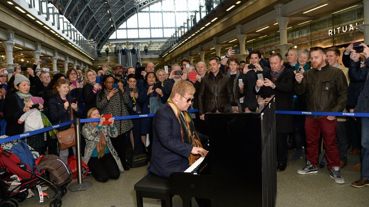 Елтон Джон виступив на вокзалі у Лондоні - фото 1