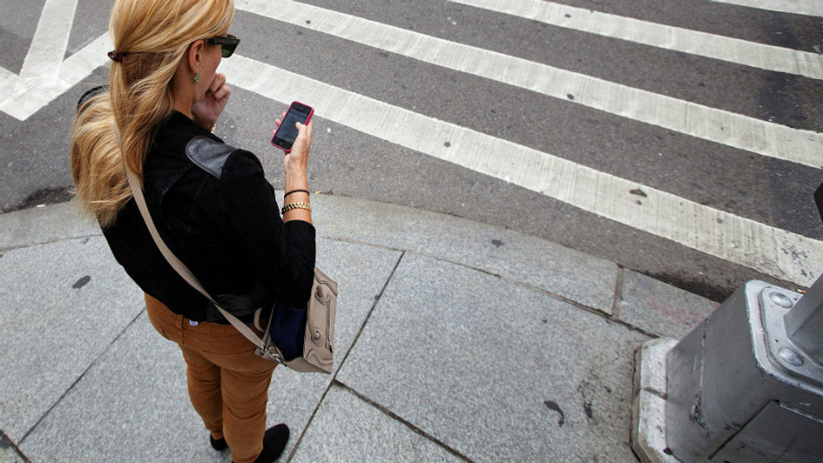 Пішоходів штрафуватимуть за розмови по мобільному - фото 1