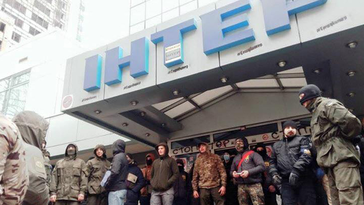 «Азов» заблокував будівлю телеканалу «Інтер» в Києві - фото 1