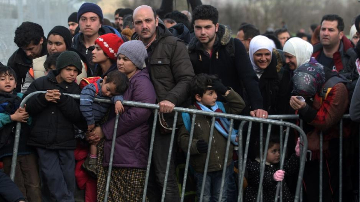 На кордоні Греції з Македонією застрягли тисячі мігрантів - фото 1