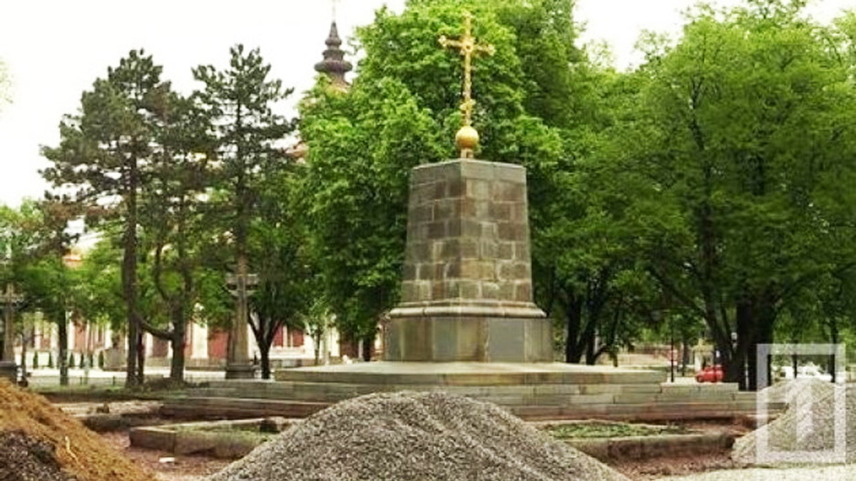 У Кривому Розі під пам'ятником Леніну виявили церкву - фото 1