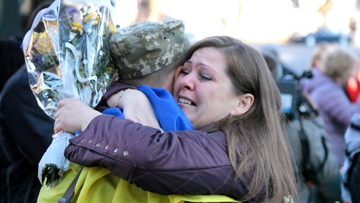 Українські десантники привітали жінок з Днем матері - фото 1