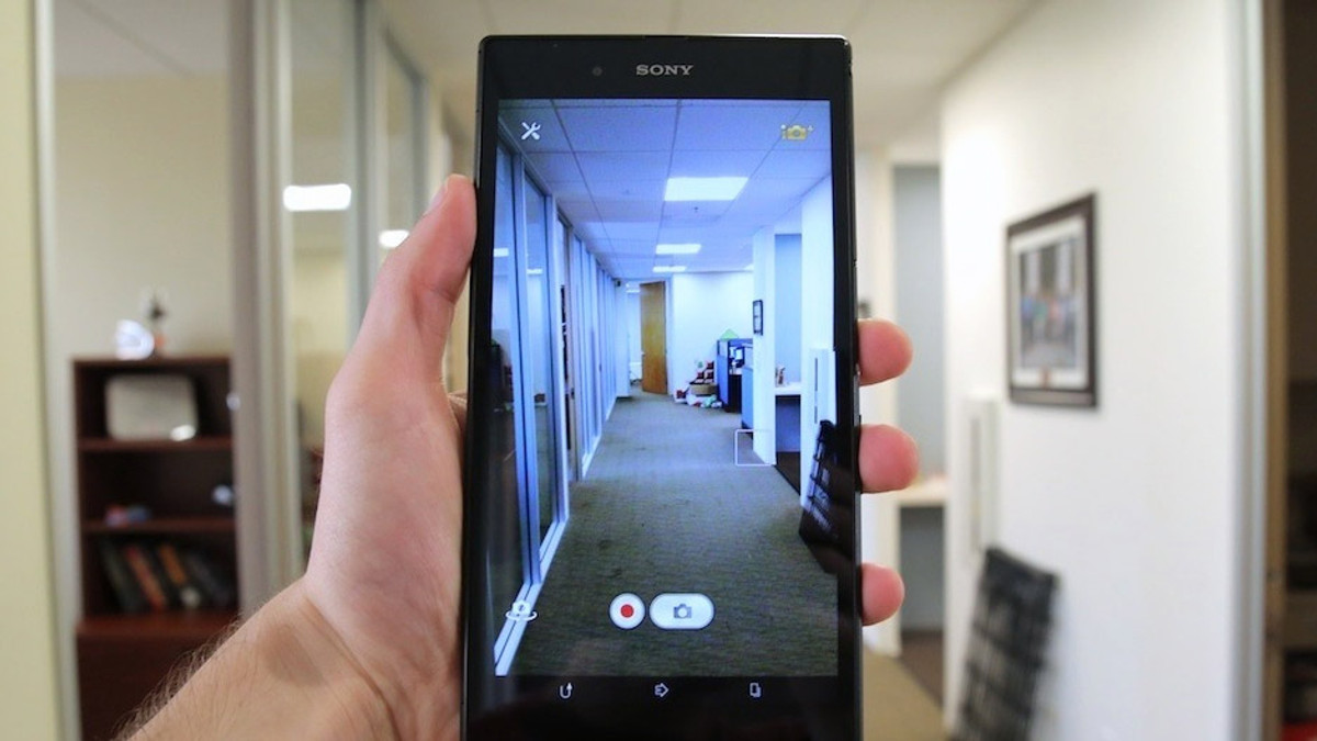Sony випустила смартфон з камерою для селфі - фото 1