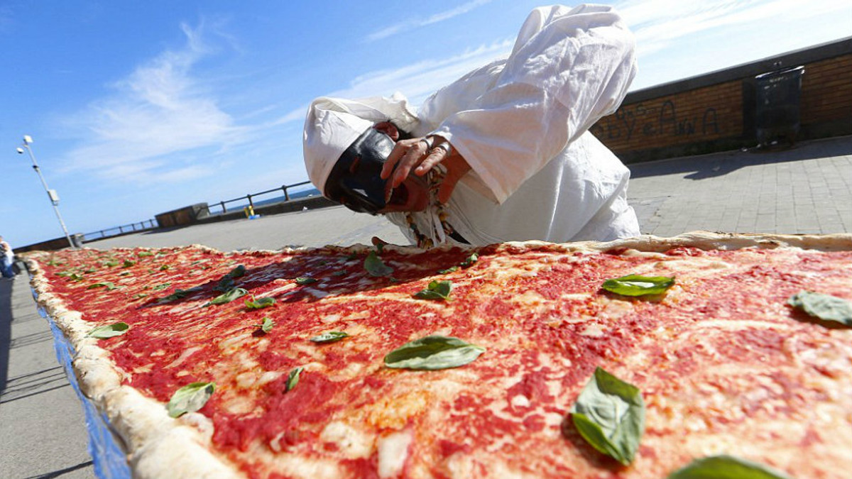В Італії зробили найбільшу піцу у світі - фото 1