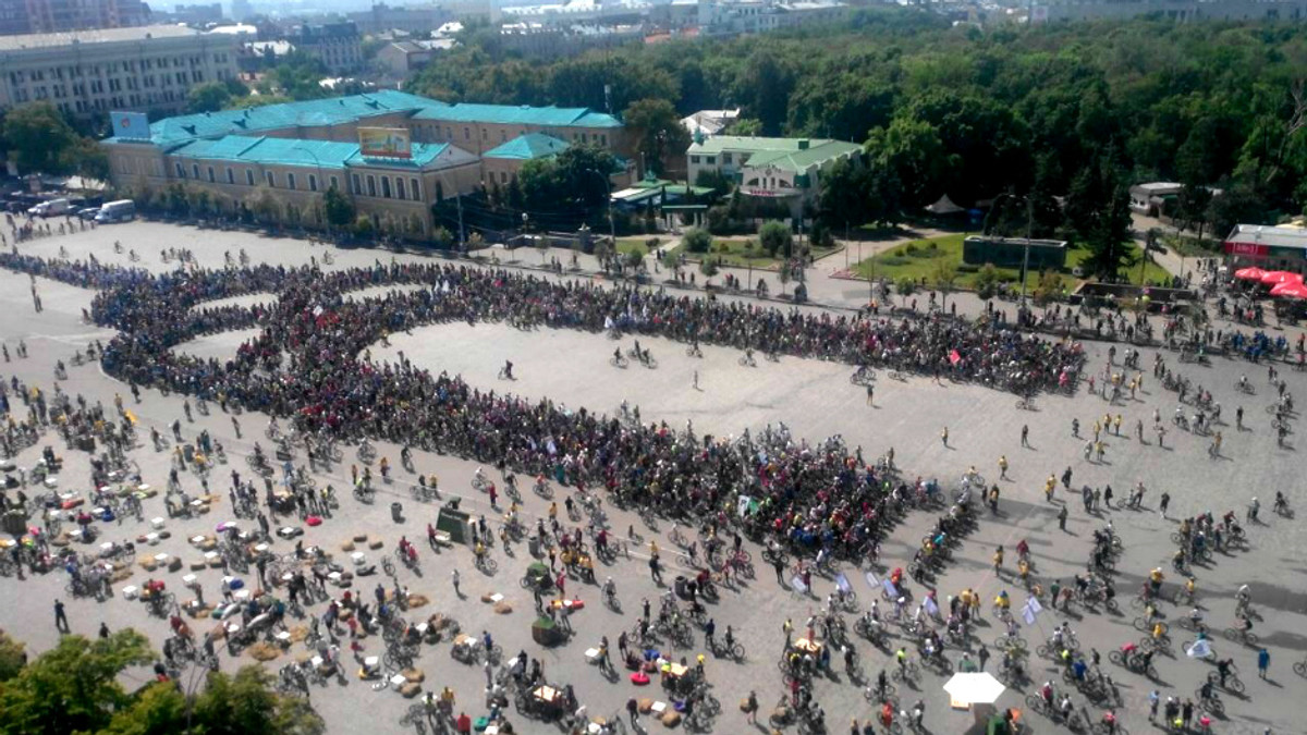 5 тисяч велосипедистів утворили один з символів Харкова - фото 1