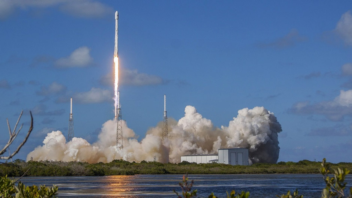 SpaceX показала унікальне відео посадки Falcon 9 - фото 1