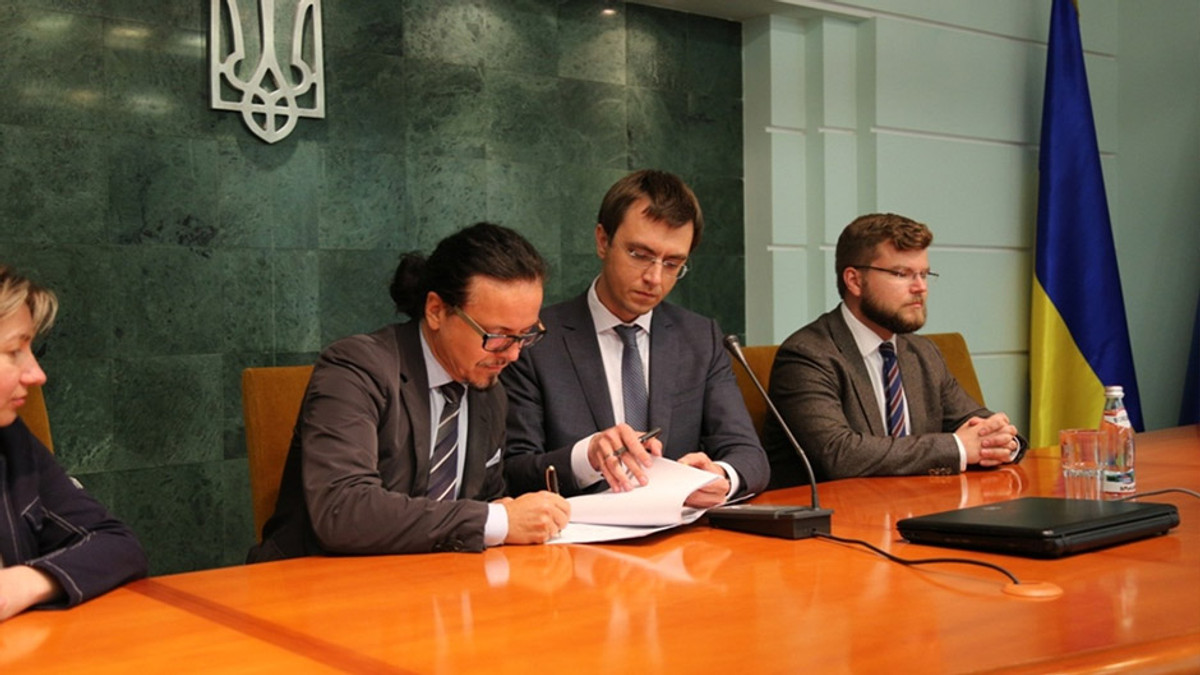 Уряд підписав контракт з новим керівником Укрзалізниці - фото 1