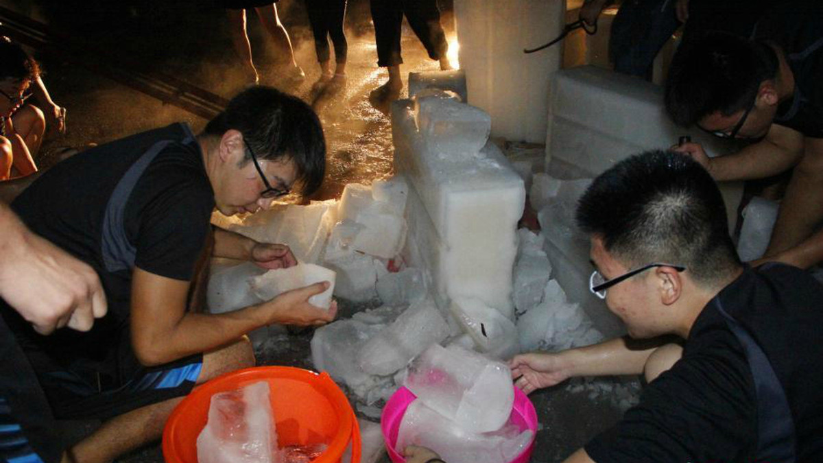 У Китаї студентам роздають брили льоду замість кондиціонерів - фото 1