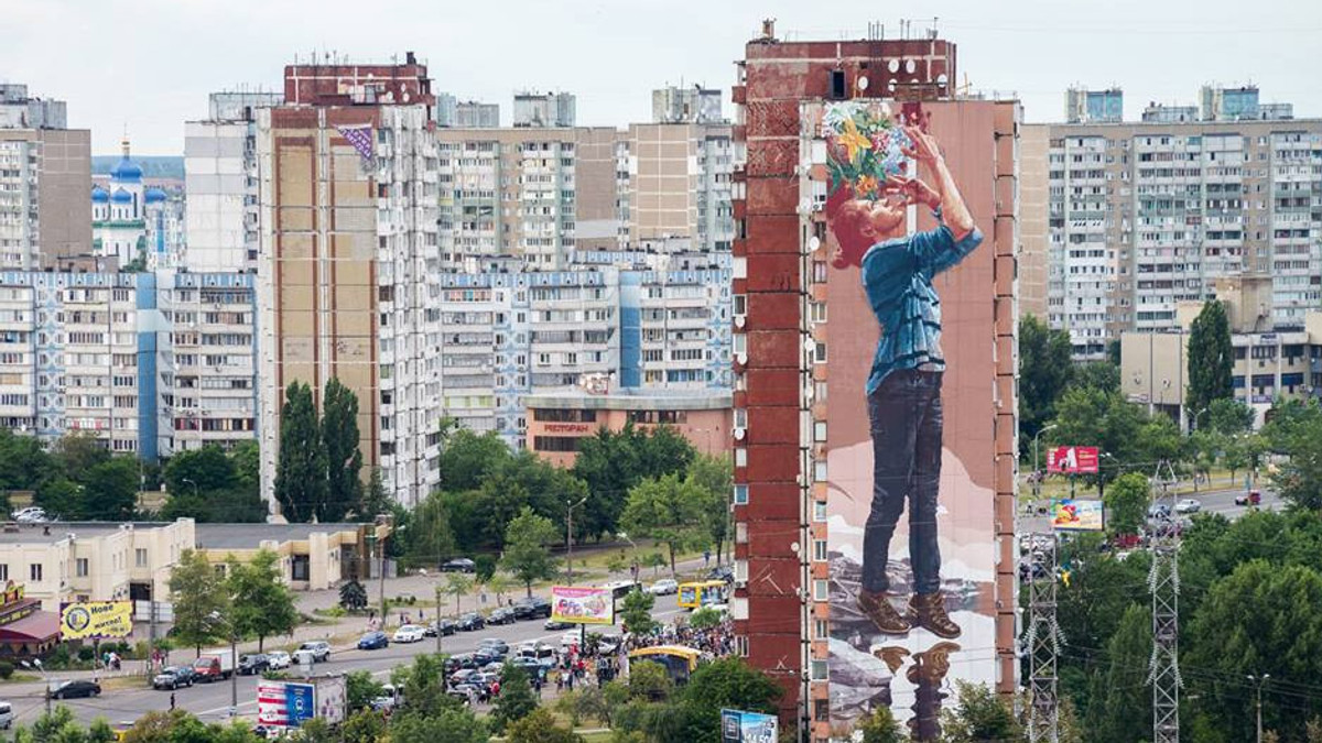 У Києві на Троєщині з'явився 17-поверховий мурал - фото 1