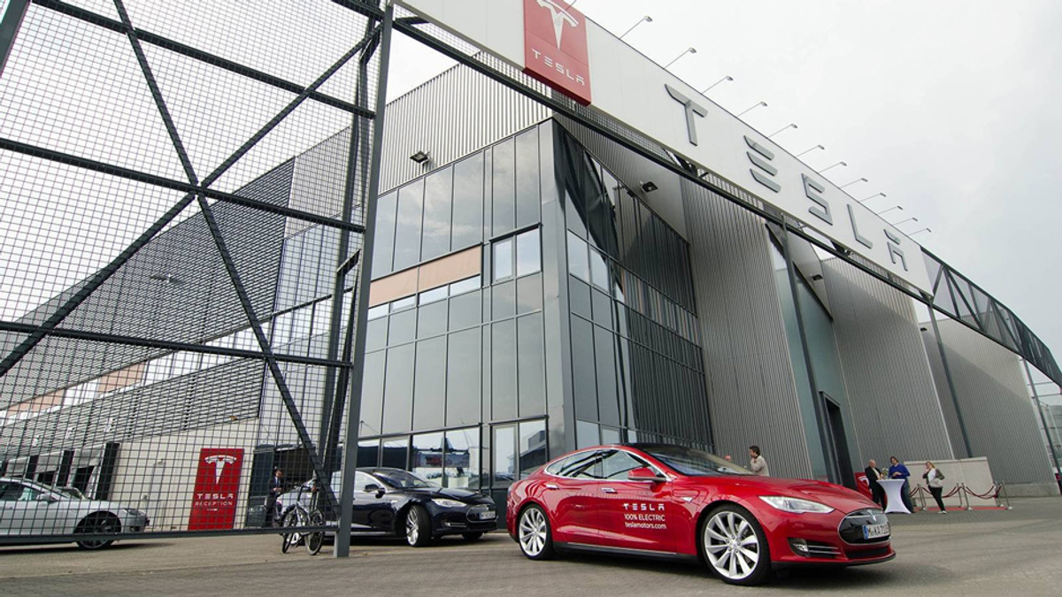 Tesla випускатиме електровантажівки та електробуси - фото 1