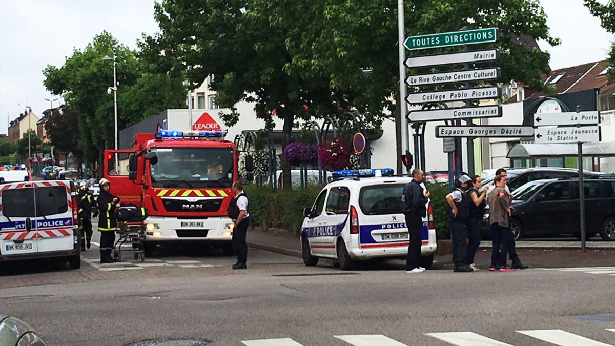 Бойовики "ІД" захопили церкву у Франції: є жертви - фото 1