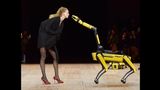 На Паризькому тижні моди робот роздягнув модель – відео перформансу