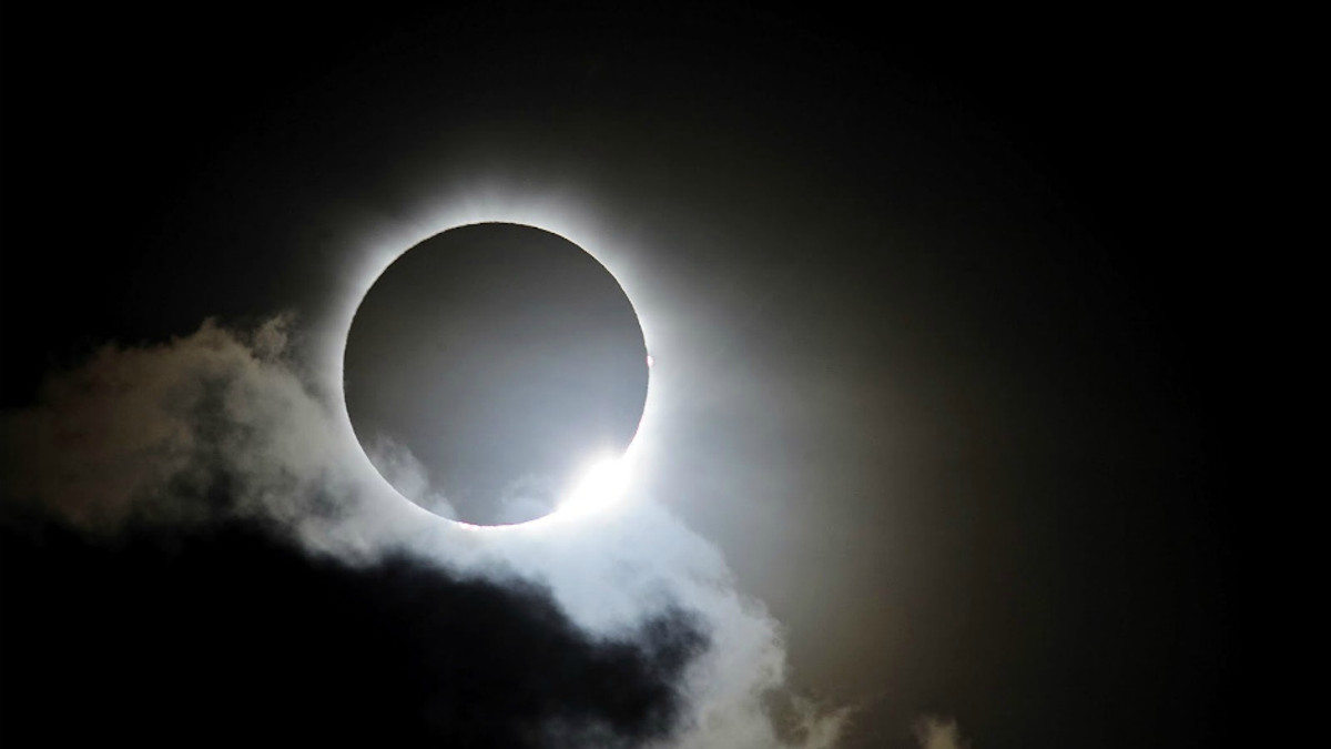 В Індонезії спостерігали повне сонячне затемнення - фото 1