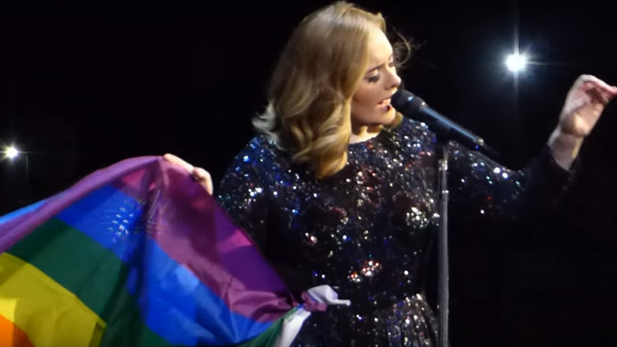Адель з ЛГБТ-прапором присвятила пісню загиблим в Орландо - фото 1
