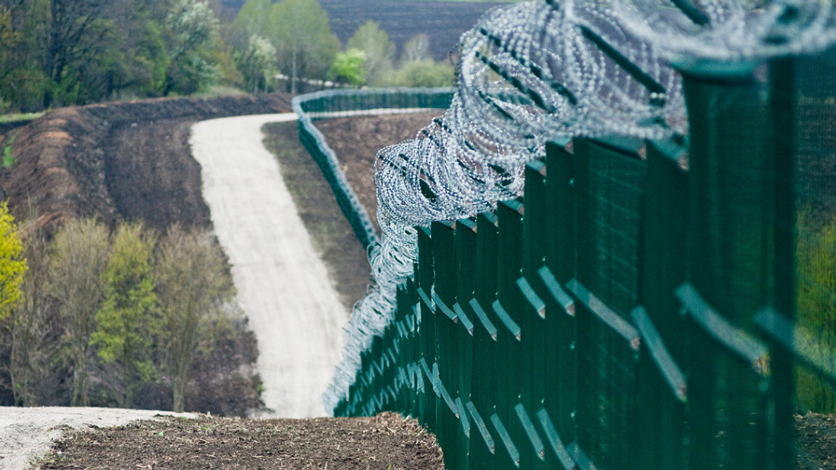 Прикордонники розповіли про будівництво "стіни" з РФ - фото 1