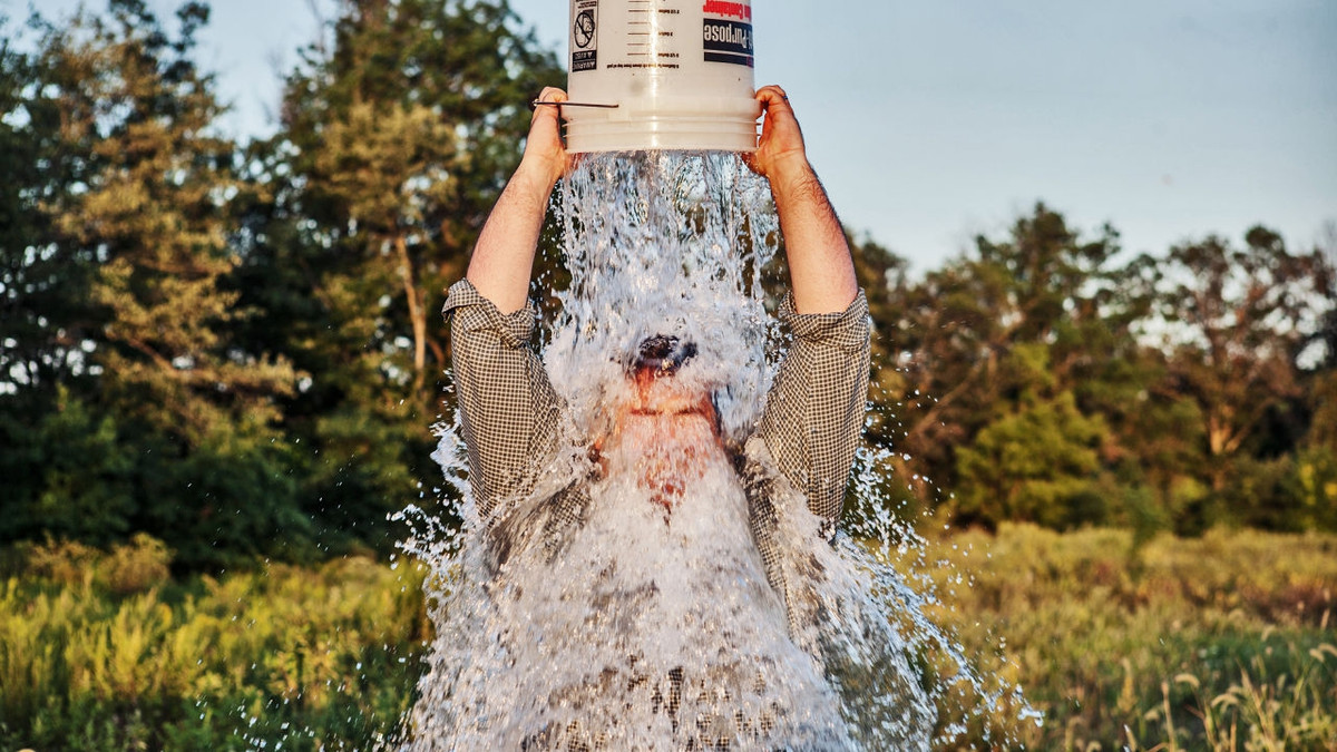 Флешмоб Ice Bucket Challenge став популярним у 2014 році - фото 1