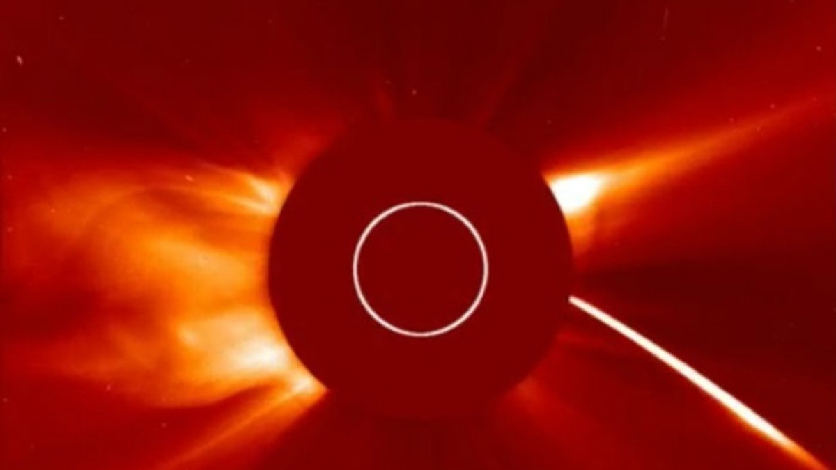 Сонце розриває комету - фото 1