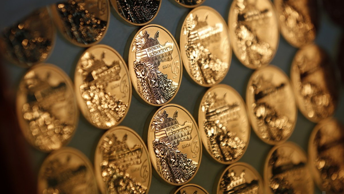Золоті монети "25 років незалежності України" продадуть з аукціону - фото 1