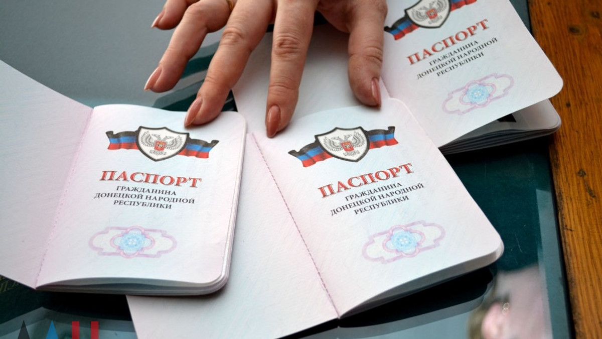 У Новотроїцькому співробітник прокуратури України помилково показав паспорт бойовика - фото 1