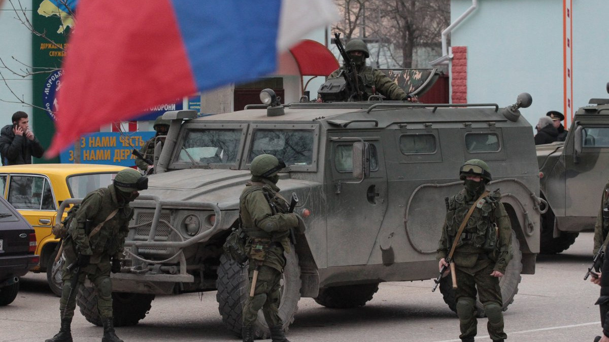 У Північному Криму відбуваються постійні переміщення російської військової техніки - фото 1