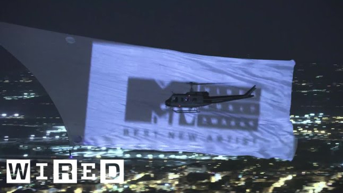 Над Нью-Йорком простягнувся найбільший у світі екран - фото 1