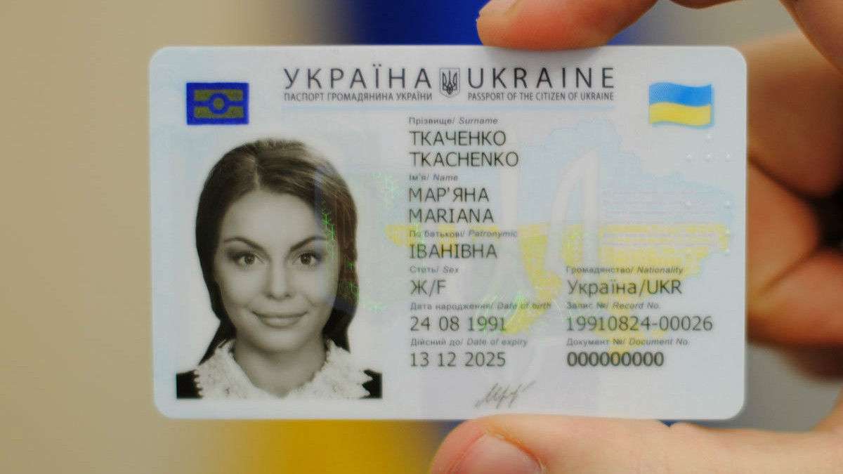 Пластикові паспорта з чіпом дозволять обирати президентів і депутатів в онлайн-режимі - фото 1